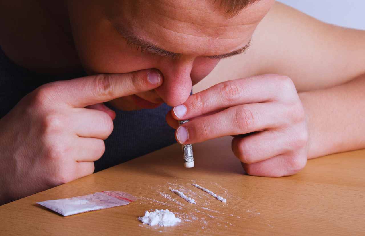 why does heroin smell like vinegar